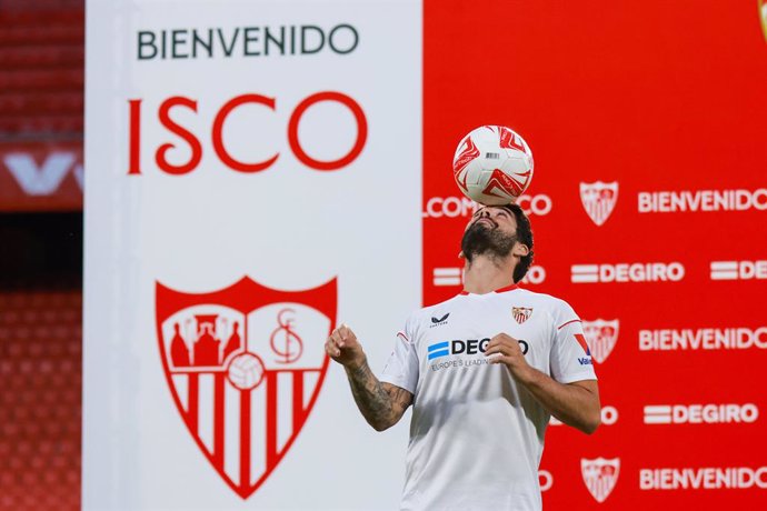 10 August 2022, Spain, Seville: Spanish footballer Isco plays with the ball during his official presentation as a new player for Sevilla at the Ramon Sanchez-Pizjuan Stadium. Photo: Jose Luis Contreras/DAX via ZUMA Press Wire/dpa