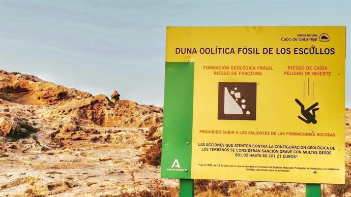 Cartel que advierte de multas en la duna fósil de Los Escullos en el Parque Natural de Cabo de Gata-Níjar (Almería).