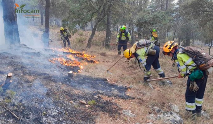 Incendios.- Casi medio centenar de medios y 214 personas trabajan en la extinción de un incendio en Cañamares (Cuenca)