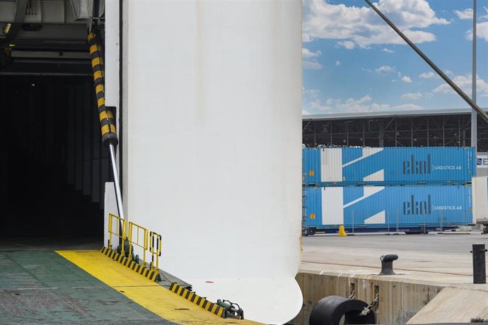 Archivo - Contenedores de la ruta Ro-Ro entre el Port de Tarragona y Turquía.