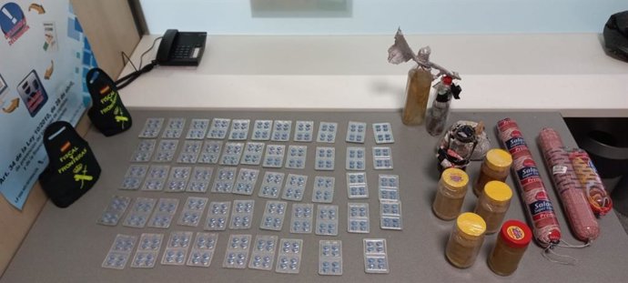 Pastillas, munición y otros productos incautados por la Guardia Civil en el Aeropuerto de Noáin