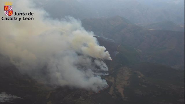 Archivo - Incendio forestal en Boca de Huérgano (León).