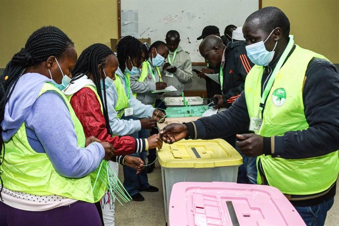 Sellado de urnas tras las elecciones generales en Kenia