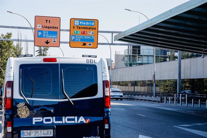 Archivo - Un vehículo de la Policía Nacional en Barajas. Archivo.