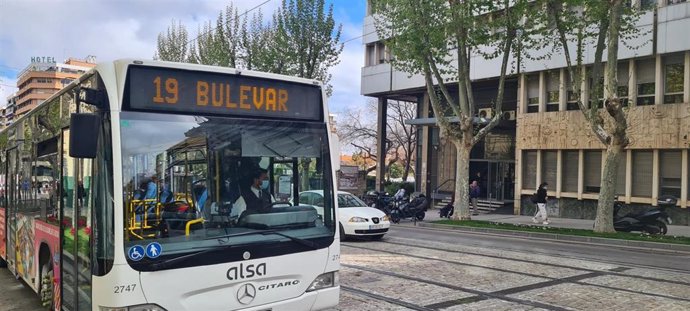 Archivo - Autobús urbano de Jaén.