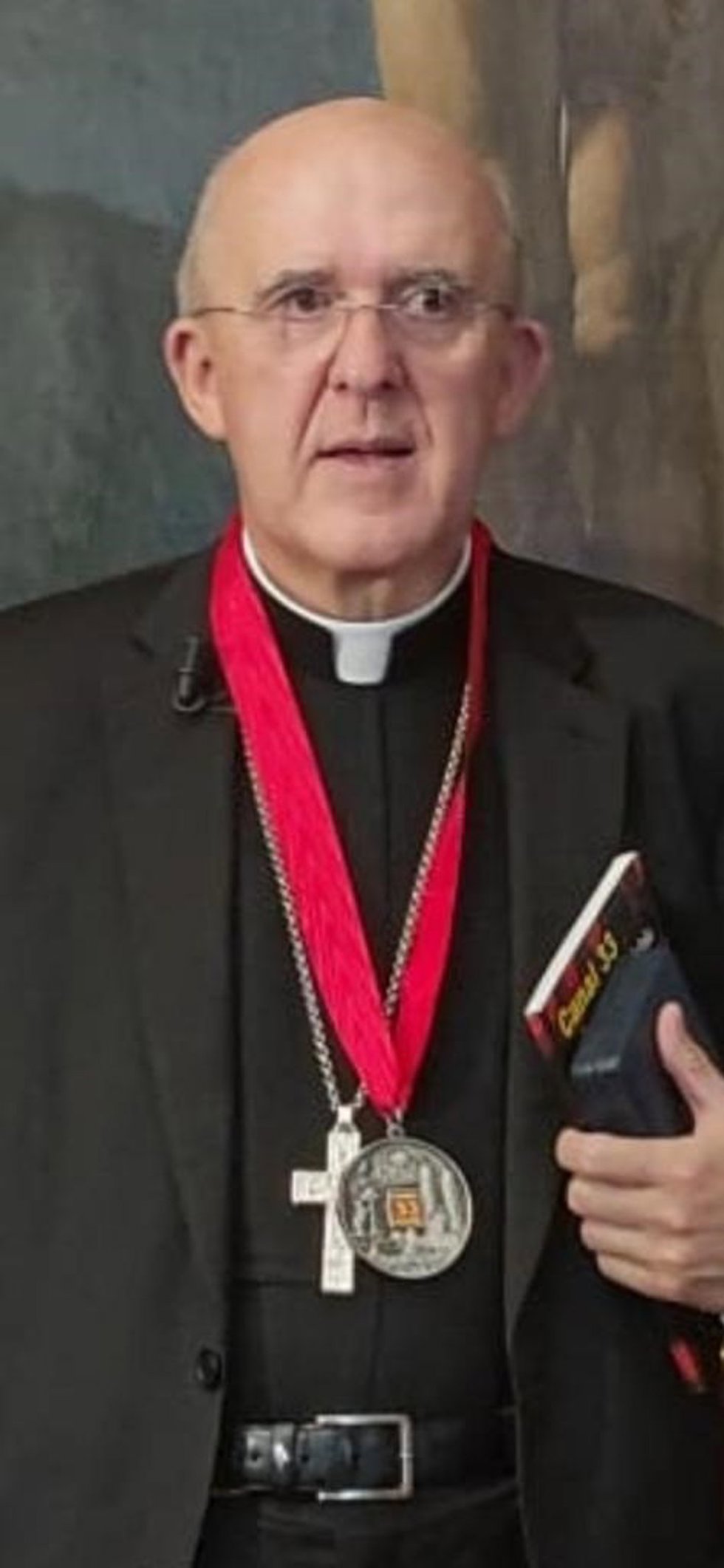 El cardenal arzobispo de Madrid, Carlos Osorio, tras recoger la Medalla por el XXV aniversario de Canal 33 TV