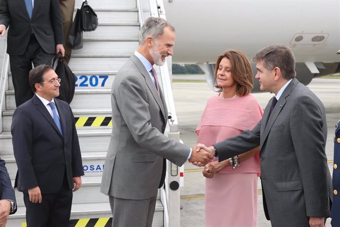 El Rey Felipe VI a su llegada a Colombia, junto con el ministro de Asuntos Exteriores, José Manuel Albares.