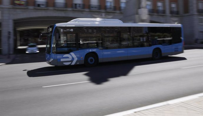 Archivo - Un autobús urbano de la EMT circula por las inmediaciones del intercambiador de Moncloa, en Madrid (España), a 1 de julio de 2020. La Consejería de Transportes, Movilidad e Infraestructuras pone en servicio a partir de hoy, día 1 de julio, el 