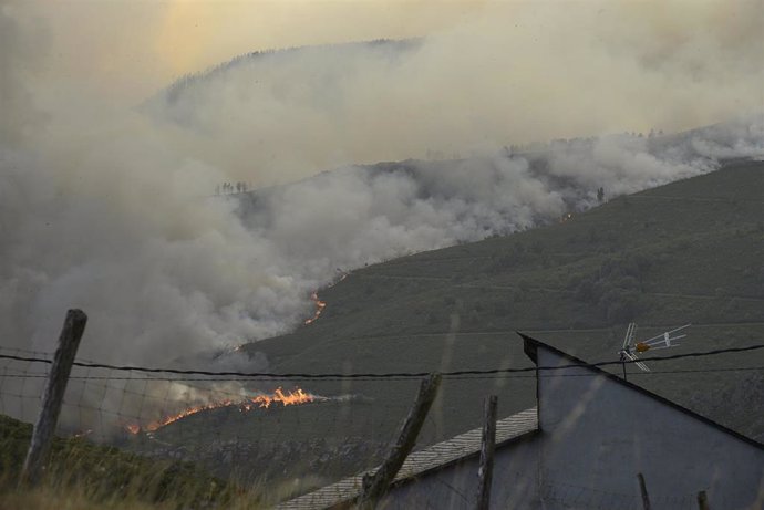 Vista de las llamas del incendio, a 10 de agosto de 2022, en Laza, Ourense, Galicia (España). Según la última actualización provisional de la Consellería de Medio Rural, en el municipio de Laza han ardido unas 740 hectáreas por un incendio que ya amenaz