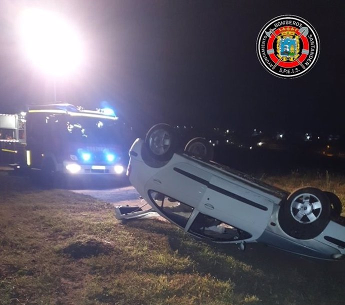 Aparece un coche volcado y sin ocupantes cerca de la playa de la Arnia