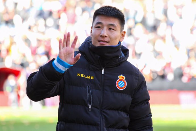 Archivo - Wu Lei of Espanyol looks on during La liga football match played between Rayo Vallecano and RCD Espanyol at Vallecas stadium on December 5, 2021, in Madrid, Spain.