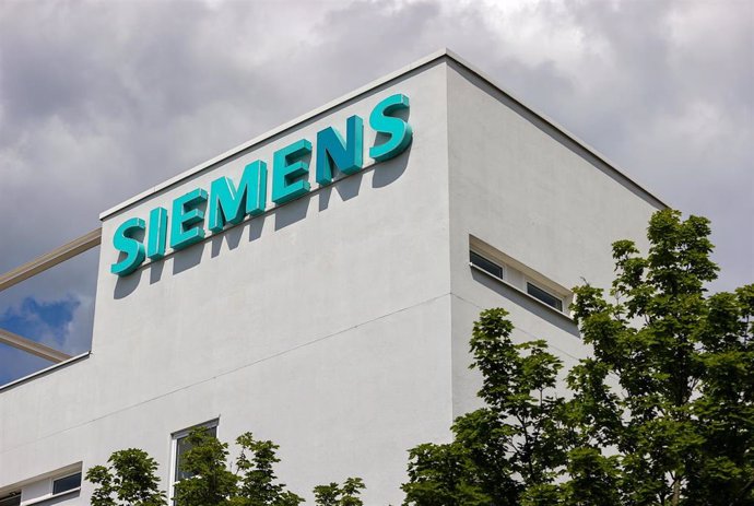 Archivo - FILED - 02 June 2022, Saxony, Leipzig: A view of the Leipzig Siemens plant for low-voltage switchgear. For the first time in almost 12 years, German conglomerate Siemens on Thursday posted a quarterly loss, primarily due to a previously disclo