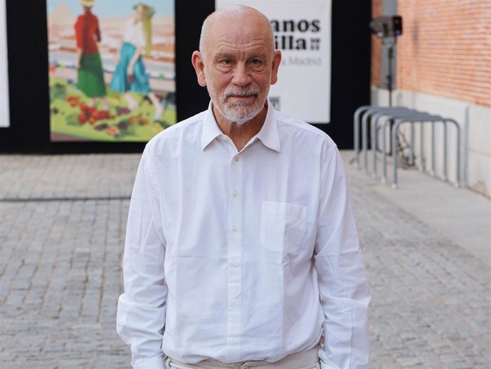 El actor John Malkovich posa en la presentación de la obra The Infernal Comedy, Confesiones de un asesino en serie en Conde Duque
