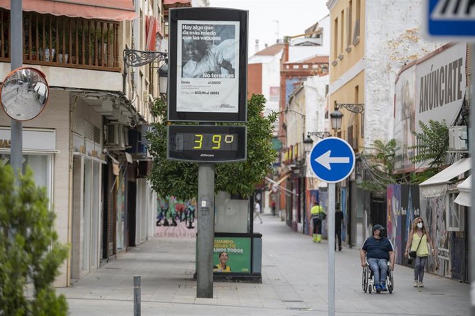 Archivo - Un termómetro maraca 39 grados centígrados 