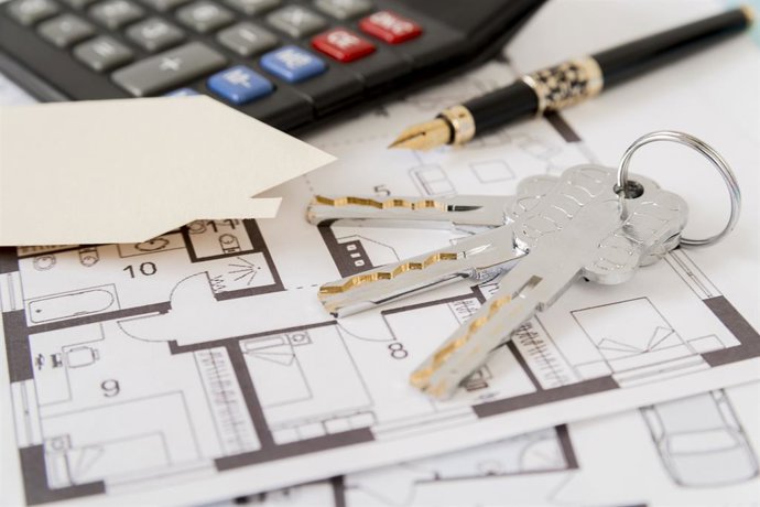Imagen de recurso de unas llaves y el plano de una casa.