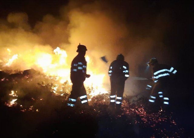 Archivo - Bomberos de Cantabria sofocan un incendio forestal