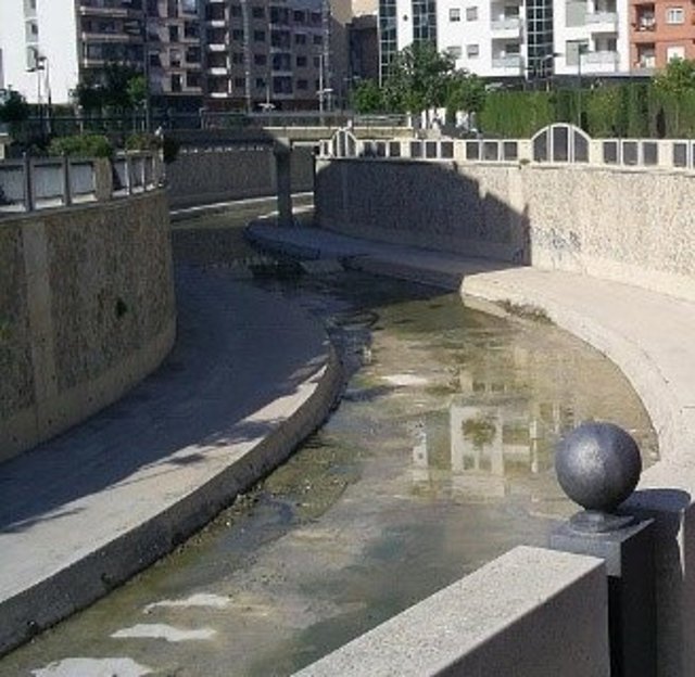 Imagen del río Segura encauzado a su paso por Orihuela (Alicante)