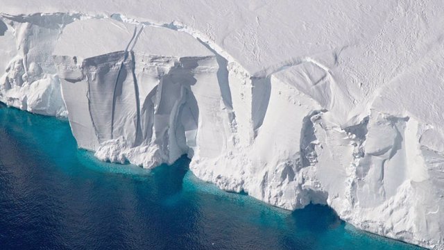 El frente de 60 metros de altura  de la plataforma de hielo Getz en la Antártida está marcado con grietas donde es probable que los icebergs se rompan o partan, en esta foto de 2016.
