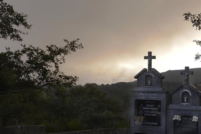 Vista de las llamas del incendio desde un cementerio, a 10 de agosto de 2022, en Laza, Ourense, Galicia (España). Según la última actualización provisional de la Consellería de Medio Rural, en el municipio de Laza han ardido unas 740 hectáreas por un in