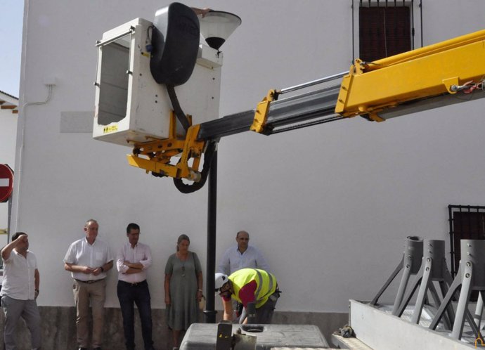 Caballero supervisa la sustitución de luminrias en Carrión de Calatrava.