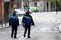 Madrid ve "improvisación" en el decreto energético y pide más Policía: "No tenemos uno por cada comercio"