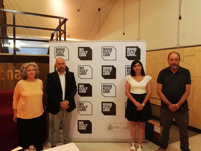 El delegado del Gobierno en Navarra, José Luis Arasti, junto con María Sagüés, de la ENT; Merche Añón, concejal de Cultura del Ayuntamiento de Tudela; y Carlos San Julián, de Cines Golem.