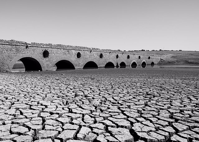 Archivo - Puente antiguo sumergido en un pantano queda al descubierto por la sequía en Portugal