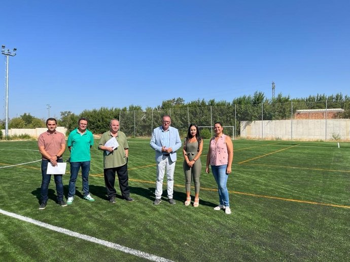 Visita a las mejoras del campo de fútbol de Guadalcázar.