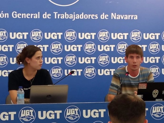 La secretaria de Juventud de UGT de Navarra, Aroa Celorrio, y el portavoz de RUGE, asociación de jóvenes de UGT, Eduardo Magaldi