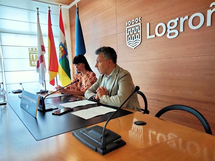 Archivo - El portavoz del PP, Conrado Escobar, y la cocejala Patricia Lapeña en una foto de archivo 