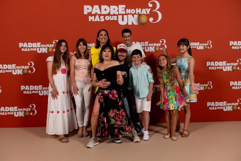Archivo - El elenco de protagonistas de 'Padre no hay más que uno 3', la película española más taquillera de 2022
