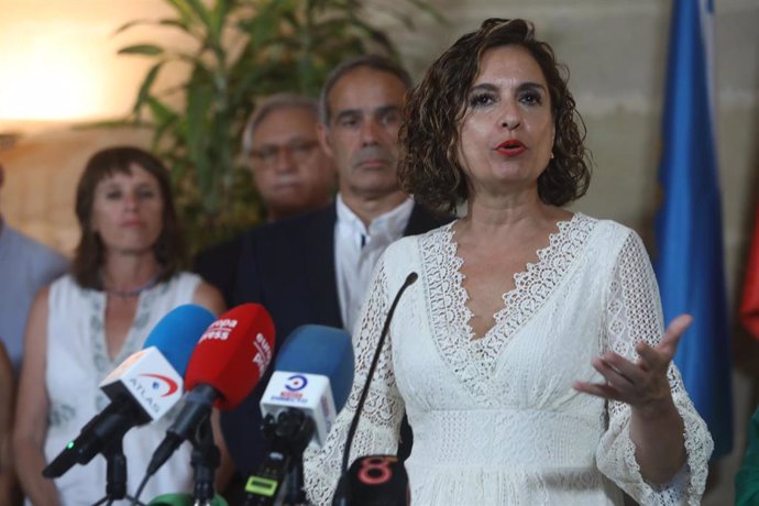 La ministra de Hacienda y Función Pública, María Jesús  Montero, este jueves atiende a los medios durante su visita al Ayuntamiento de Jerez de la Frontera (Cádiz).