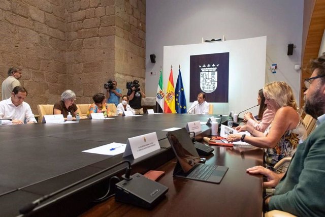 Fernández Vara se reúne con los agentes sociales para abordar la aplicación del decreto de ahorro energético del Gobierno.