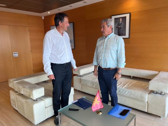 El consejero de Obras Públicas y el alcalde de Polaciones