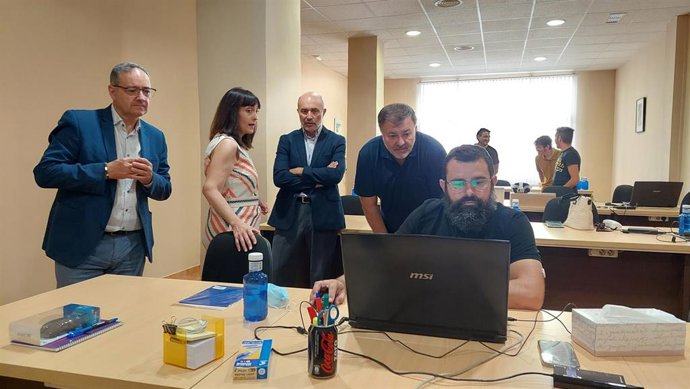 El director general de Programas de Empleo, José Luis Cabezas, durante su visita a Innovaciones y Desarrollos Tecnológicos SCTA, en Cuenca.