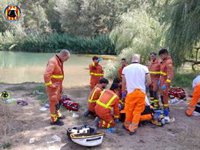 Fallece ahogado un padre y su hija es rescatada por los bomberos en el río en Manises (Valencia)