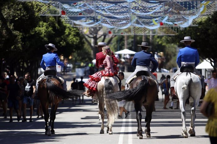 Archivo - Caballistas y visitantes disfrutan la Feria de Málaga en el Cortijo de Torres. - ARCHIVO