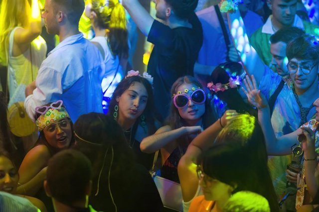 Archivo - Personas en una discoteca, foto de recurso