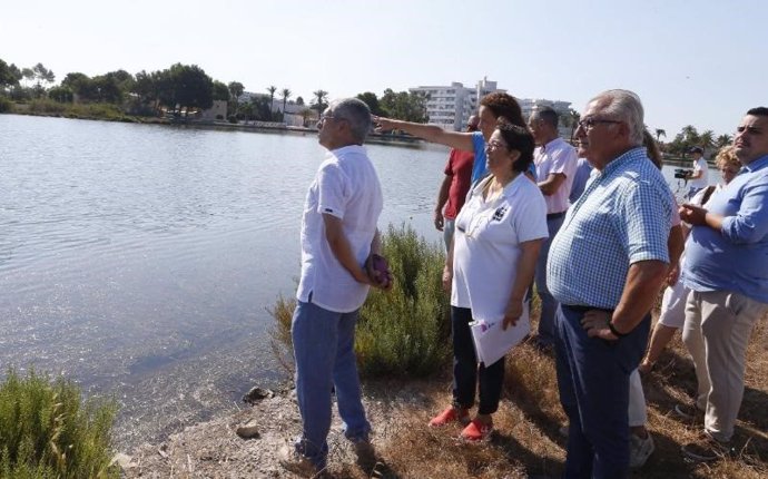 La presidenta del Consell de Mallorca, Catalina Cladera, durante la visita al entorno natural.