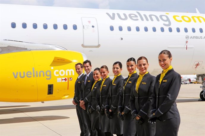 Archivo - Avión de Vueling y su tripulación.