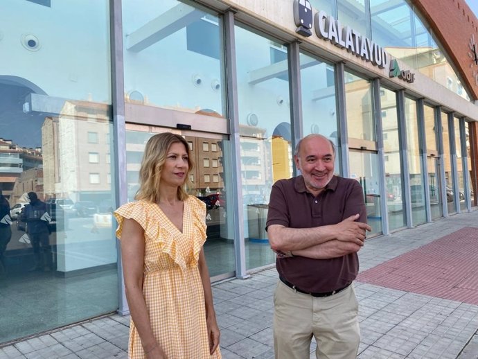 La portavoz del PP en las Cortes de Aragón, Mar Vaquero, y el alcalde de Calatayud, José Manuel Aranda, informan sobre el servicio ferroviario de alta velocidad en la capital bilbilitana y las demandas de sus usuarios.