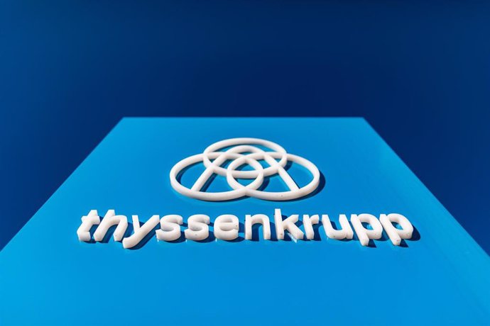 Archivo - FILED - 27 February 2019, North Rhine-Westphalia, Dortmund: The company logo of Thyssenkrupp stands at a driveway. German industrial giant Thyssenkrupp continues to profit from higher steel prices, with sale and operating earnings increasing s
