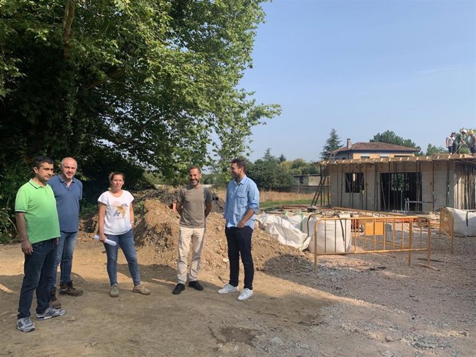 El alcalde de Siero, Ángel García, visita las obras de saneamiento en Llames.