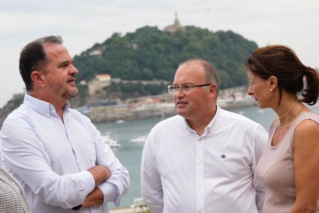 El presidente del PP vasco, Carlos Iturgaiz, junto al vicesecretario de organización del PP, Miguel Tellado, en San Sebastián