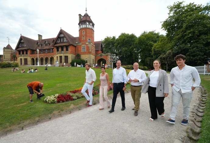 El secretario de Organización del PP, Miguel Tellado, con el presidente del PP vasco, Carlos Iturgaiz, y otros representantes de los populares de Euskadi, en San Sebastián