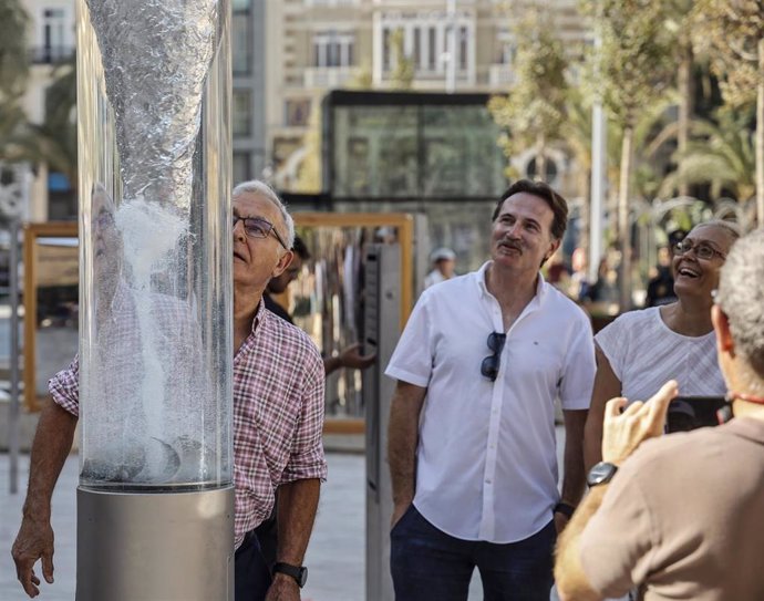 El alcalde de Valncia, Joan Ribó (i), acompañado del concejal de Movilidad Sostenible, Giuseppe Grezzi, visita la nueva plaza de la Reina