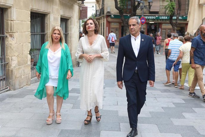 La ministra de Hacienda y Función Pública, María Jesús  Montero, este jueves junto a la alcaldesa de Jerez de la Frontera (Cádiz), Mamen Sánchez.