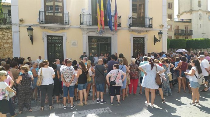 Concentración en Alginet tras el crimen de una vecina