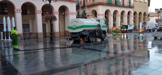 La plaza López Allué tras la recogida de residuos