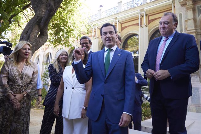 El presidente de la Junta de Andalucía, Juanma Moreno, rodeado de consejeros en una imagen de 26 de julio.